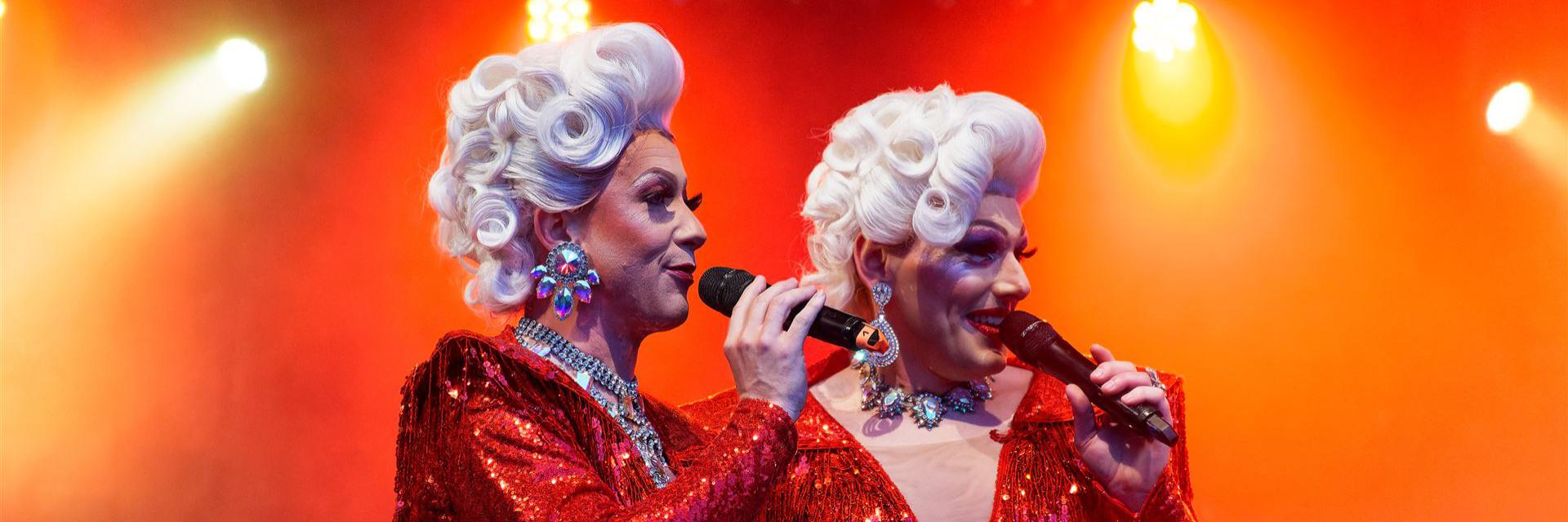 Divia und Daisy stehen zusammen auf der Bühne und singen