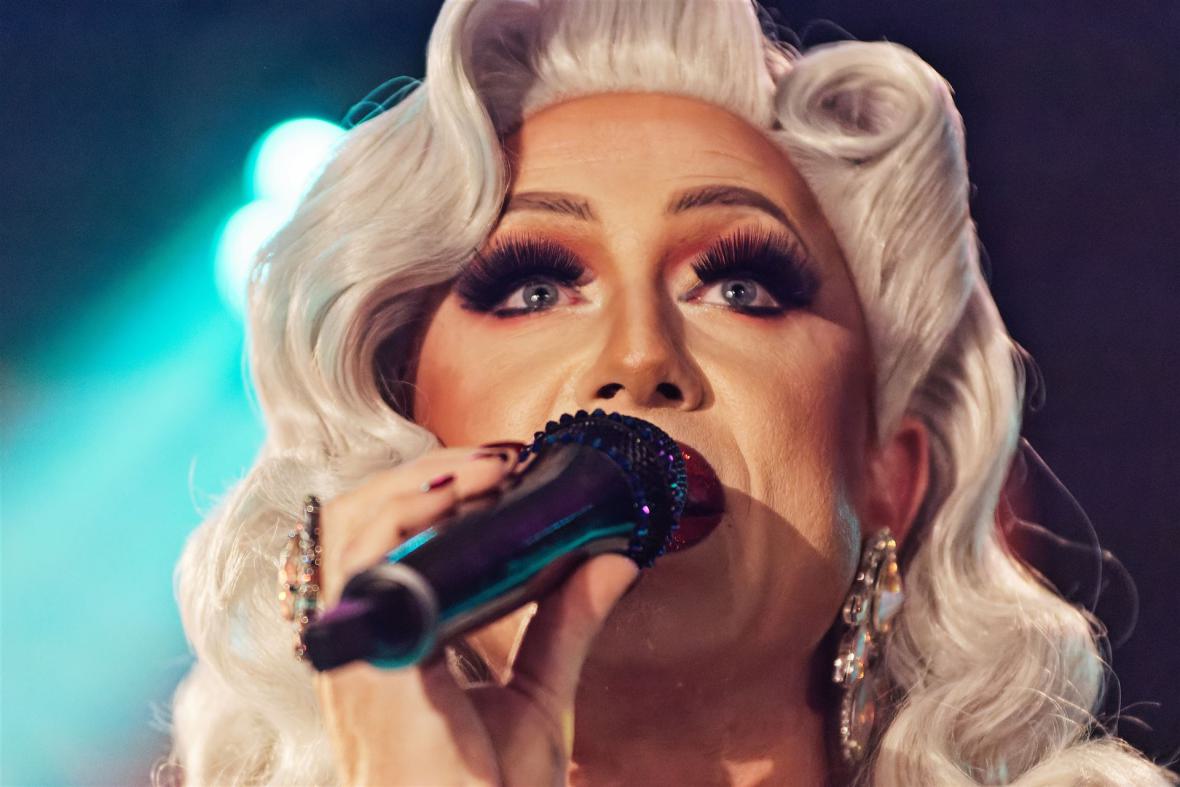 Großaufnahme von Divia Jolie bei Singen