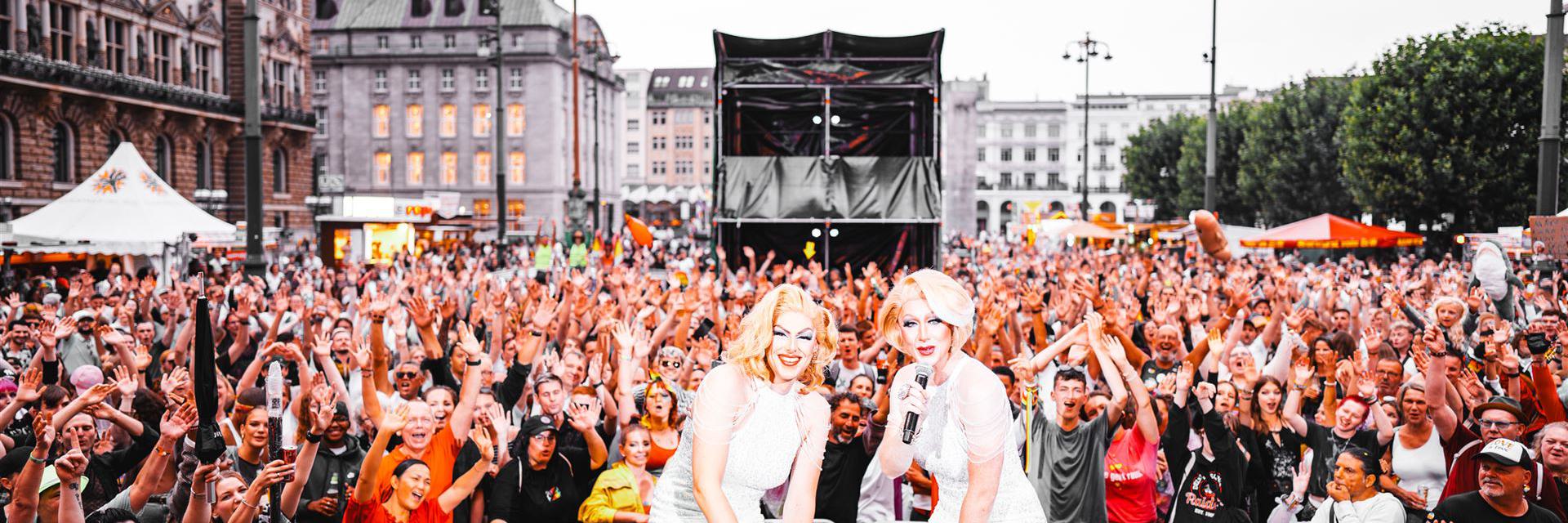 Die Double Dees auf der Hauptbühne beim CSD in Hamburg 2024 kniend vor dem Publikum