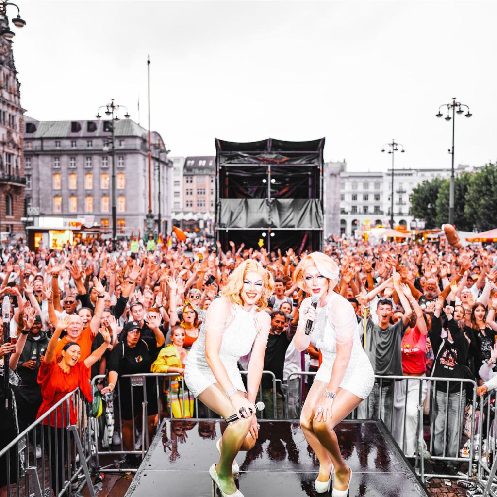 Die Double Dees auf der Hauptbühne beim CSD in Hamburg 2024 kniend vor dem Publikum