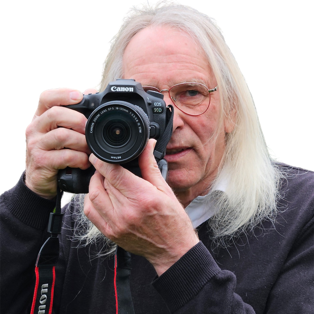 Portrait von Detlef Rösenberg mit Kamera in der Hand
