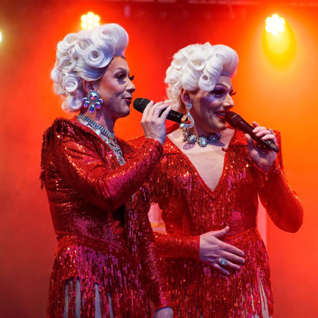 Divia und Daisy stehen zusammen auf der Bühne und singen